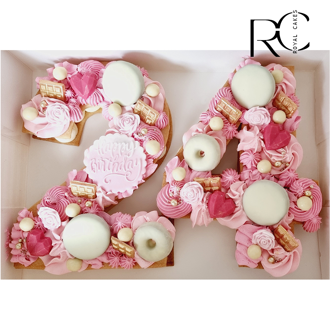 Roze cijfertaart 24 van Royal Cakes, met toefjes en chocolade