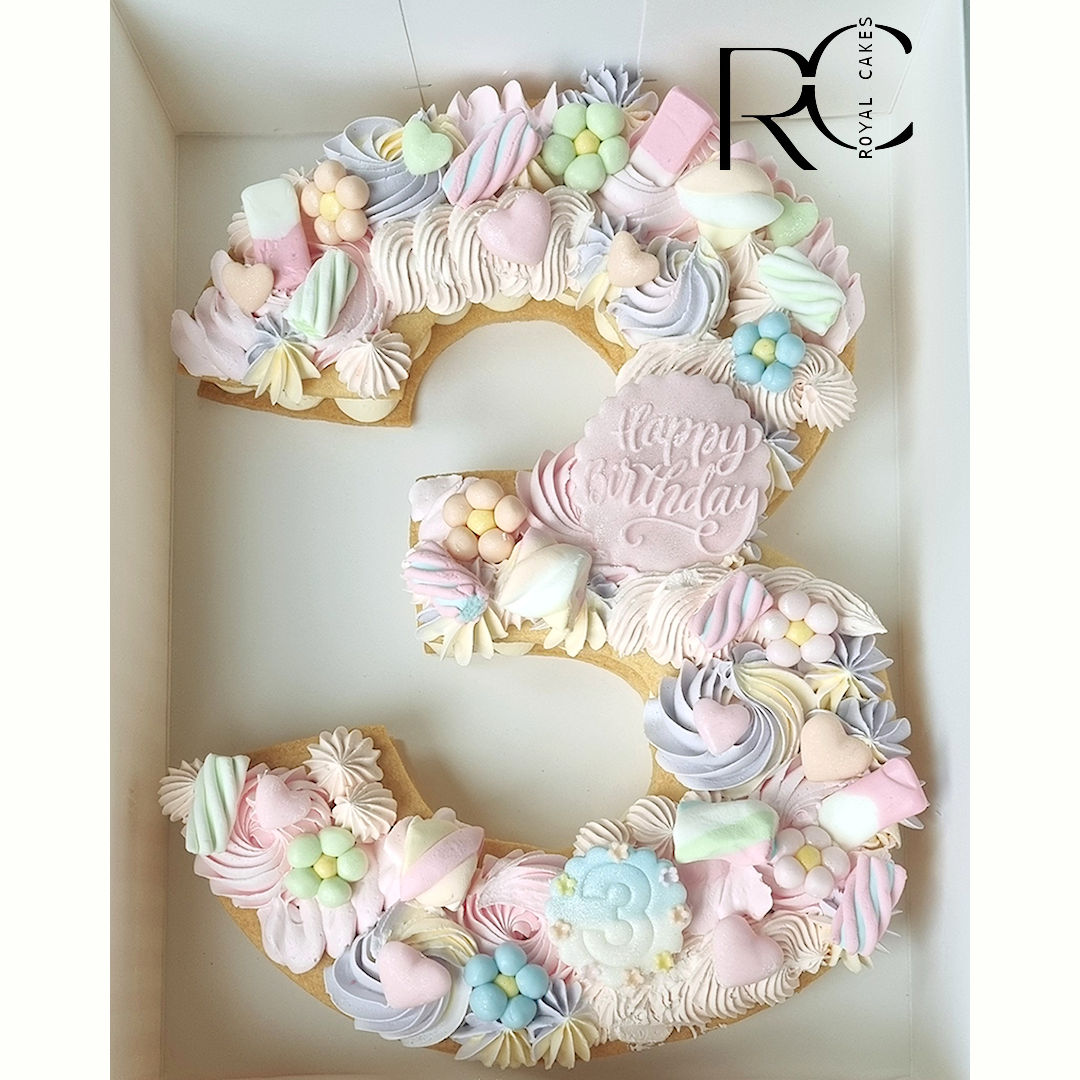 Pastelkleurige cijfertaart 3 met toefjes en snoepjes