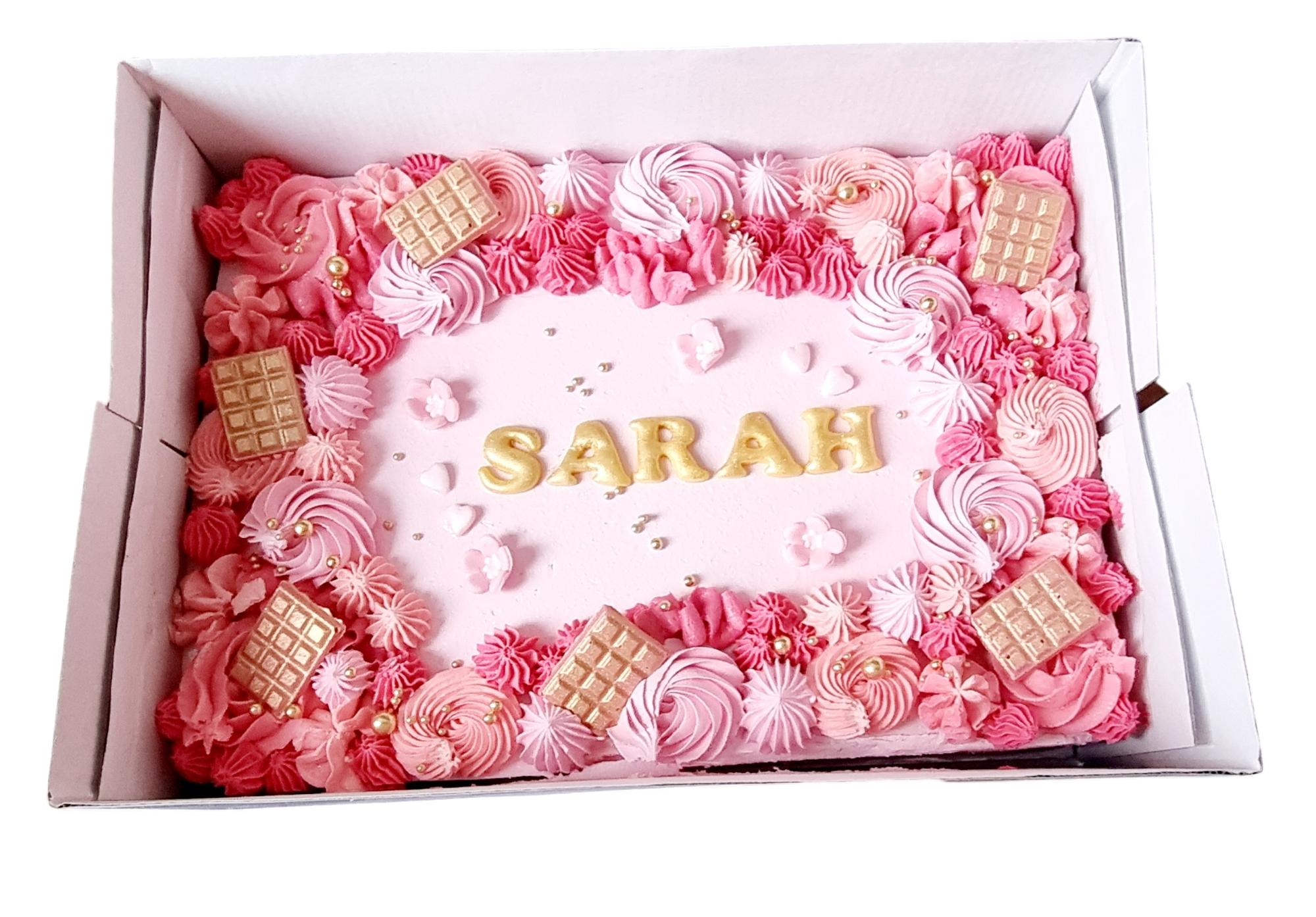 Rechthoekige roze verjaardagstaart met de naam Sarah